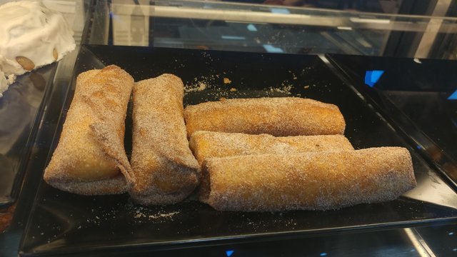 Fried Cheesecake Rolls