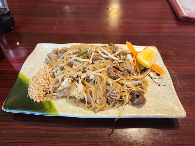 Beef Pad Thai (Med Hot) Lunch Special
