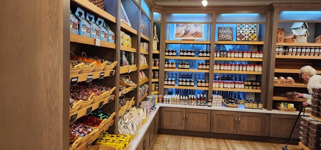 Der Dutchman - Preserves, Nuts, & Other items.