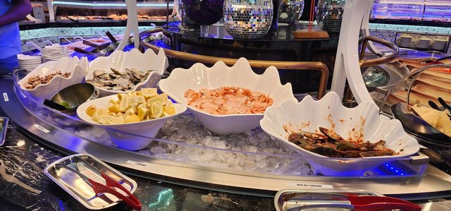 Salad shrimp, Oysters with Chile sauce.