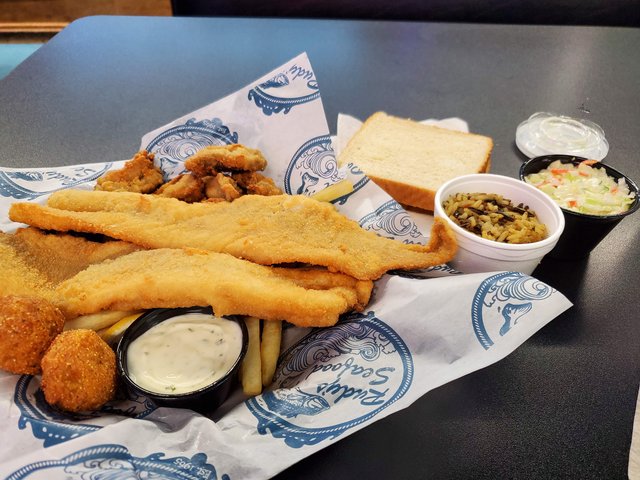 Elvas Combo, 2 Fried Fish & 3 Oysters