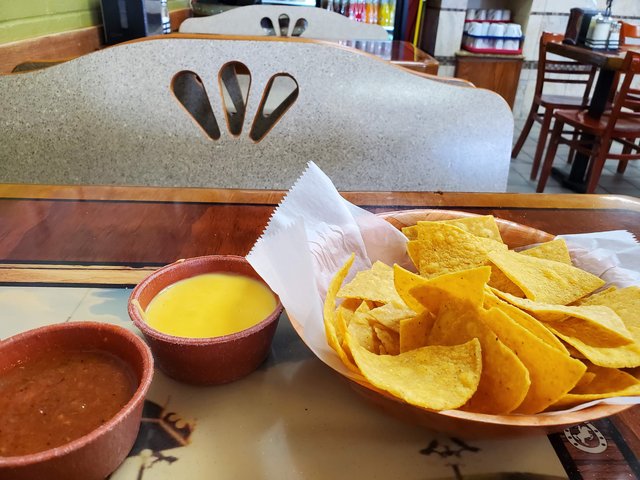 Chips & Salsa w Queso