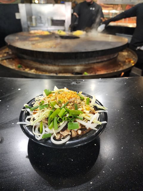 Beef Pad Thai Noodles With Onions Mushrooms & Garlic